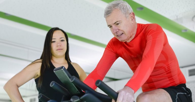 Mann über 40 beim sanften Wiedereinstieg ins Training nach längerer Pause — Wiedereinstieg Training ab 40